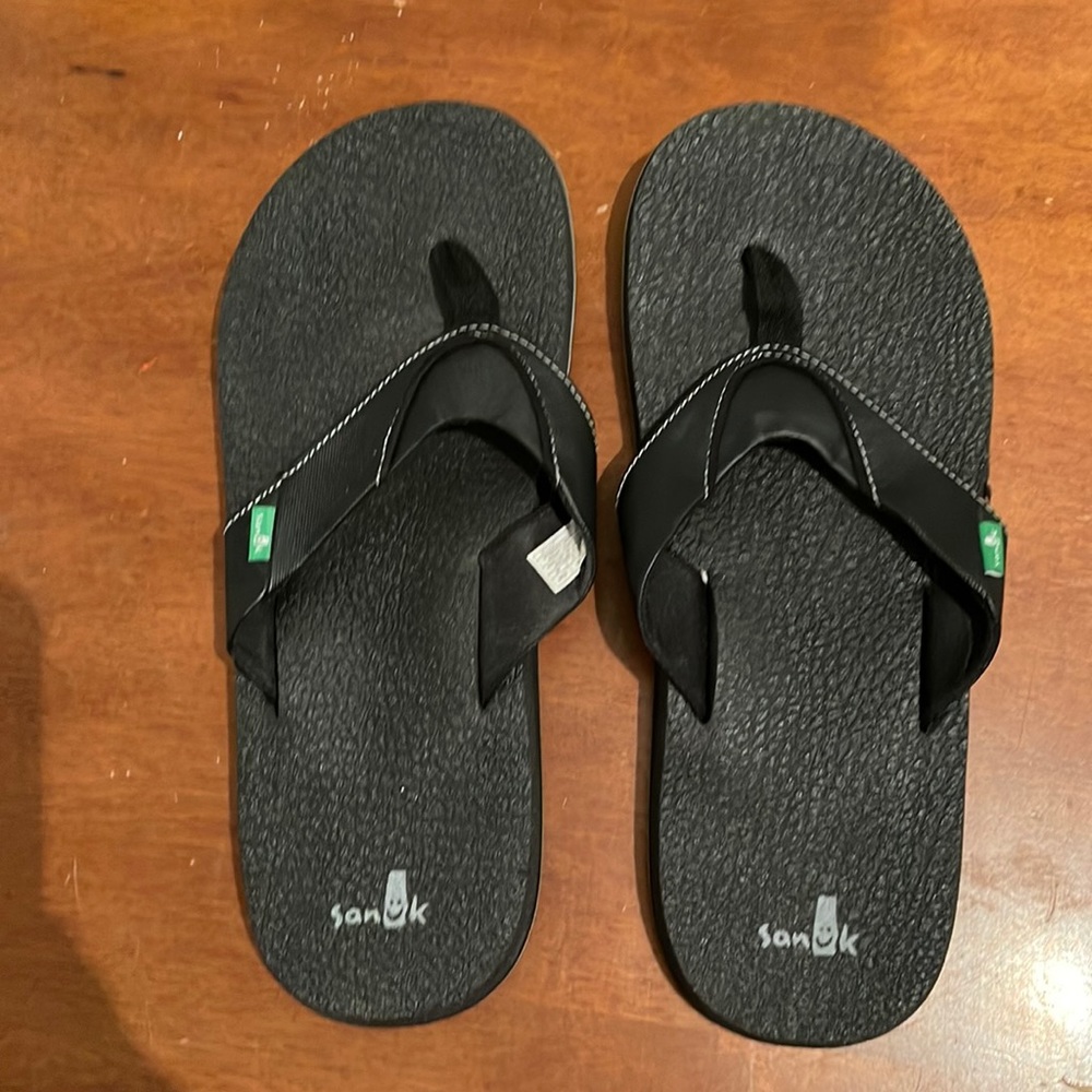 Brand new mens Sanuk flip flops size 13